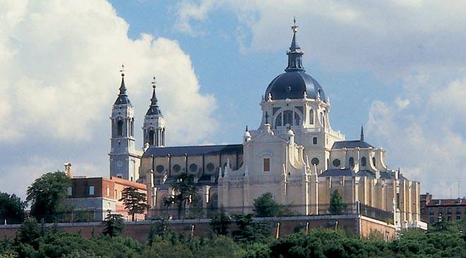 Kathedrale Santa María la Real de la Almudena - Madrid | Secret World Trip Planner