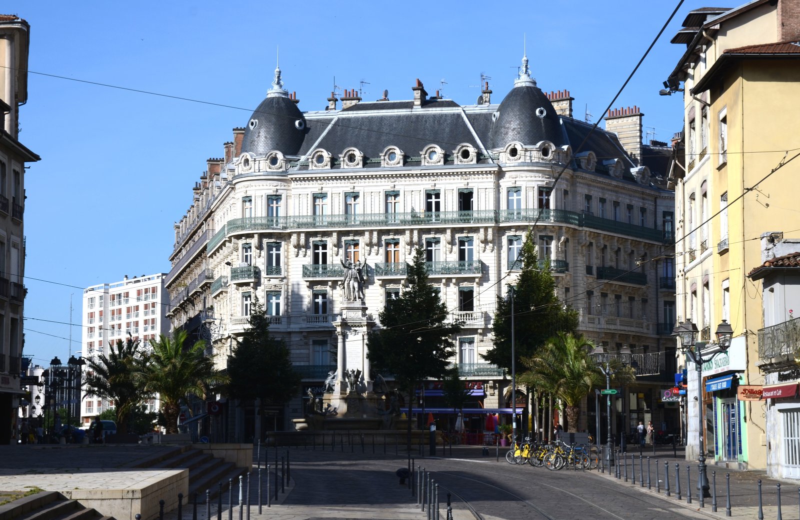 Platz Notre-Dame de Grenoble - Grenoble | Secret World Trip Planner