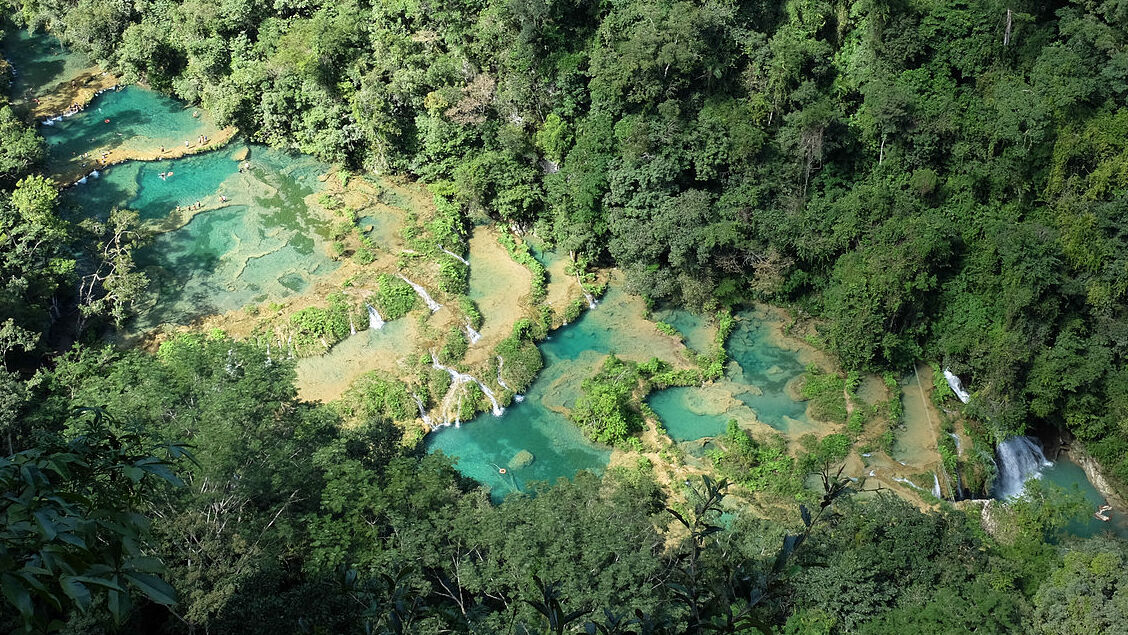 Semuc Champey: 18 natürlich geformte Kalksteinbecken — San Agustín Lanquín