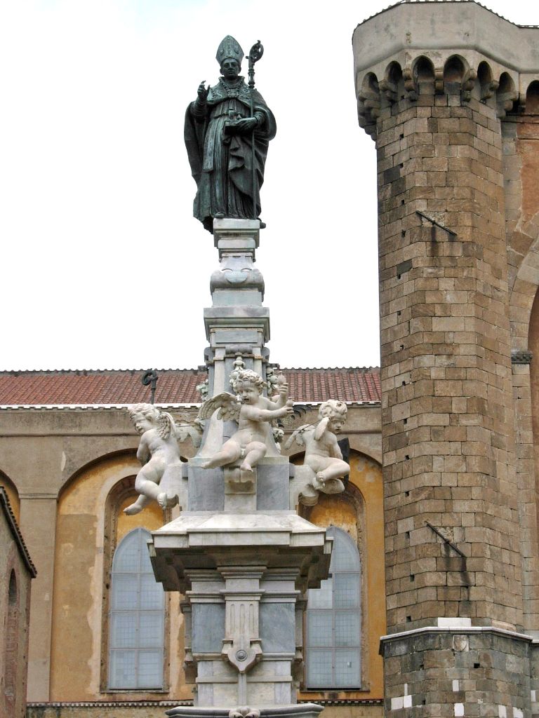 Obelisk eller tårn af San Gennaro - Napoli | Secret World Trip Planner