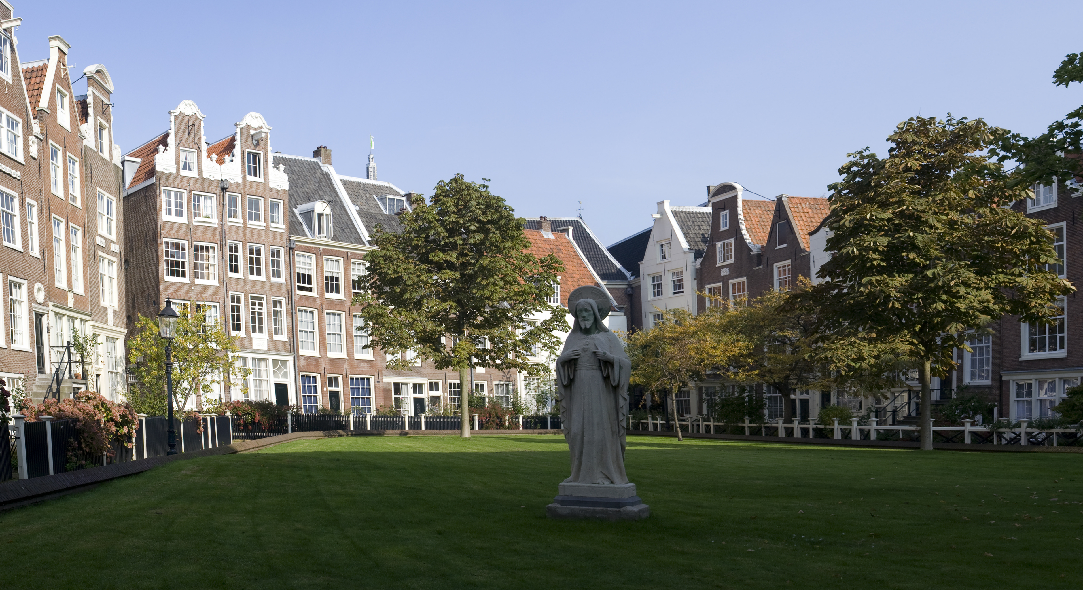 Amsterdam| Der Begijnhof ist einer der ältesten Innenhöfe - Amsterdam | Secret World Trip Planner
