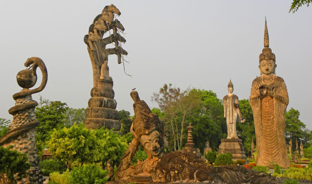 Sala Keoku Buddha Park — Wat That