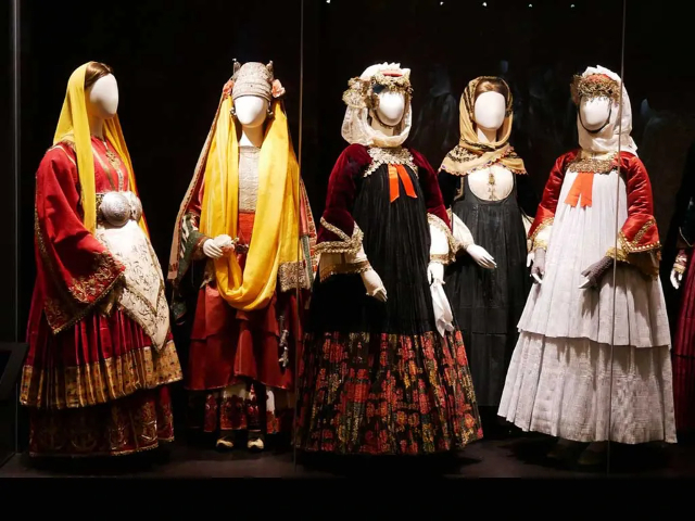 Victoria G. Karelias Sammlung griechischer Trachten — Kalamata