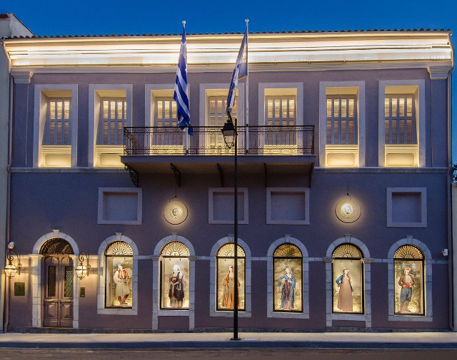 Victoria G. Karelias Sammlung griechischer Trachten - Kalamata | Secret World Trip Planner