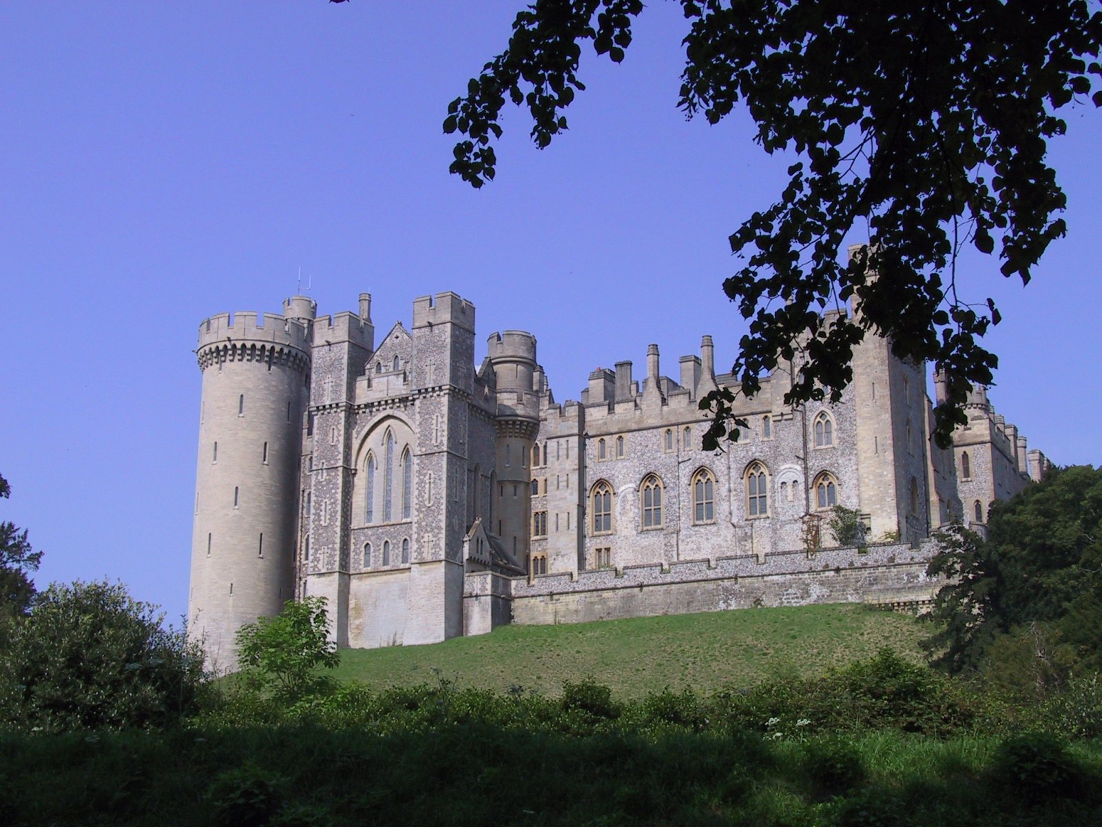 Arundel Castle, the seat of the Duke of Norfolk - Arundel BN18 9AB | Secret World Trip Planner