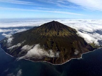 Tristan da Cunha ist eine Gruppe von vulkanischen Inseln — Tristan da Cunha