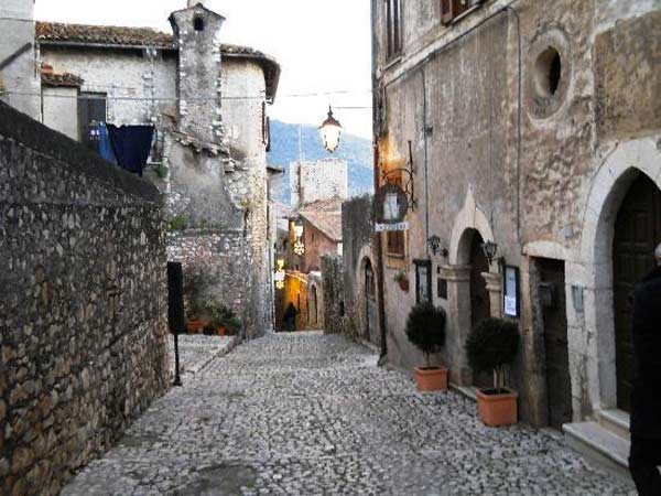 اٹلی کا سرمونیٹا جیول - Sermoneta | Secret World Trip Planner