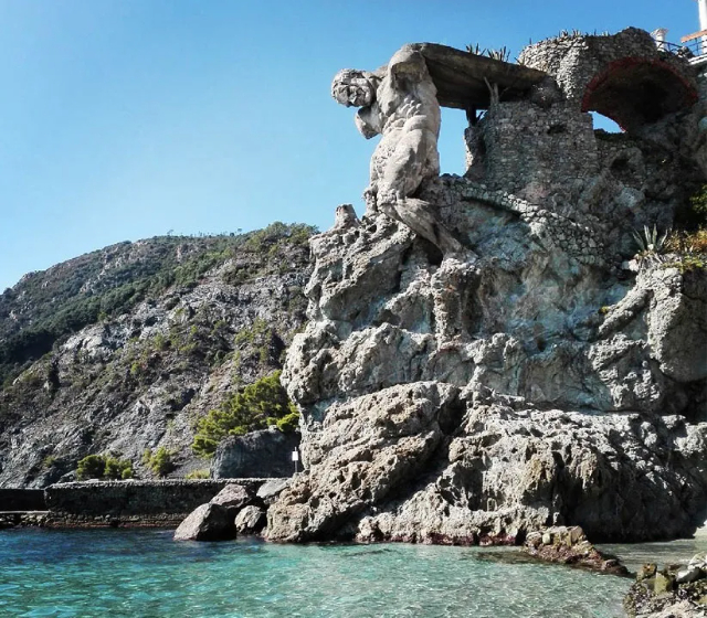รูปปั้นยักษ์ - Monterosso al Mare | Secret World Trip Planner