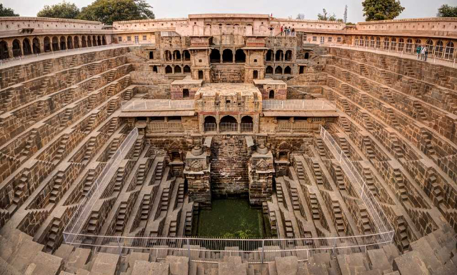 Der Abstieg ins Mysterium: Der rätselhafte Chand Baori - Bandikui | Secret World Trip Planner
