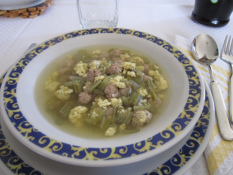 Kardonsuppe mit Kugeln — Abruzzo