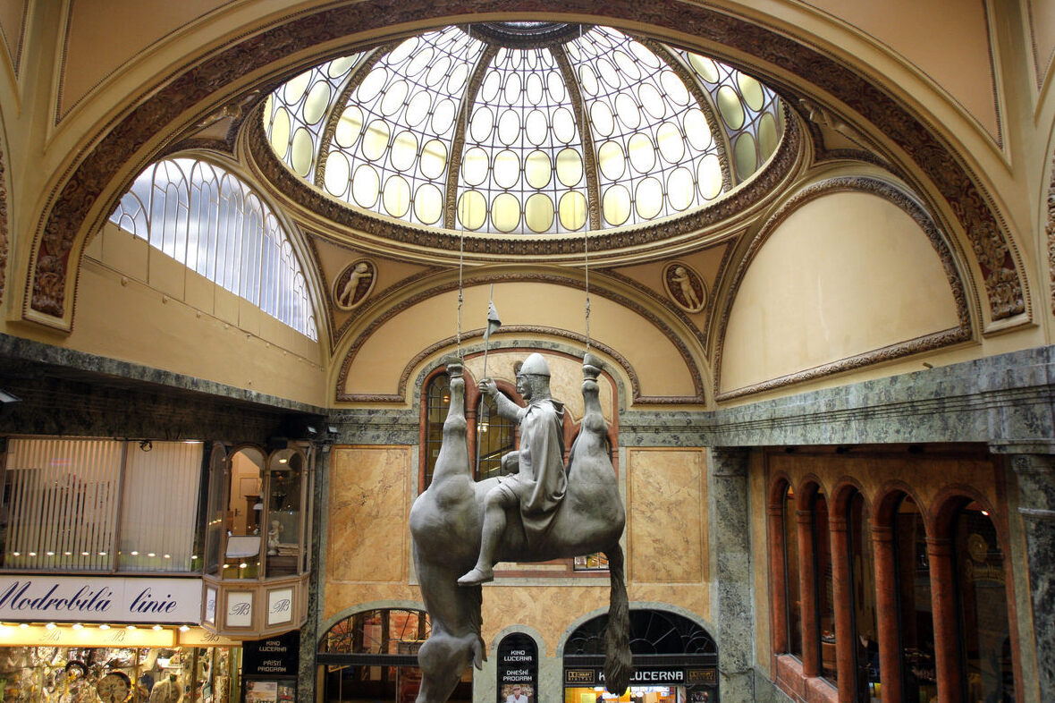 Dead Horse:a huge sculpture of a dead horse in Lucern — Nové M?sto