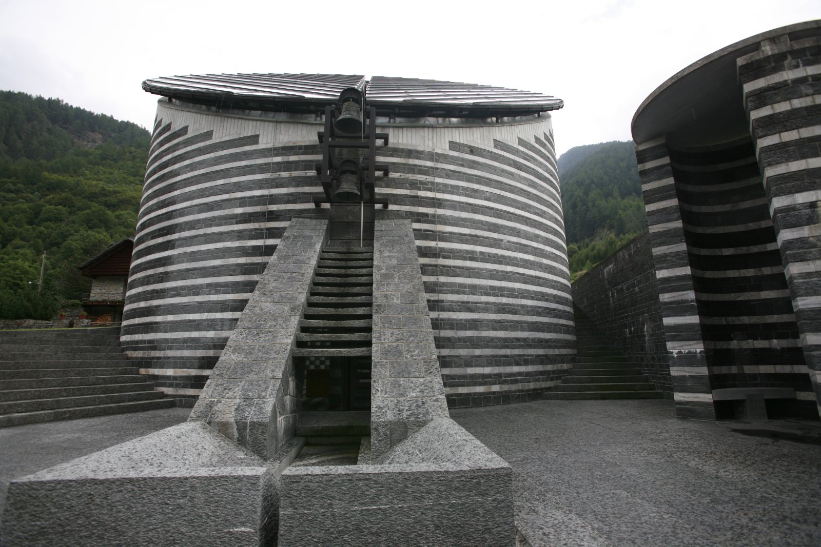 Die Kirche von Mogno - Mogno | Secret World Trip Planner