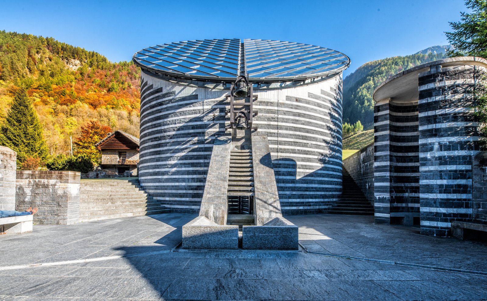 Die Kirche von Mogno - Mogno | Secret World Trip Planner