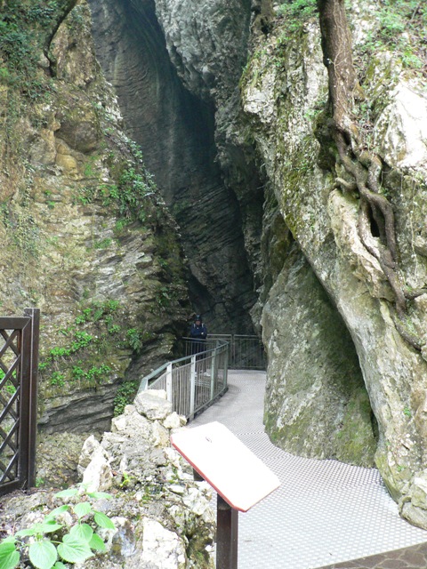 Höhle des Wasserfalls von Varone - Cologna | Secret World Trip Planner