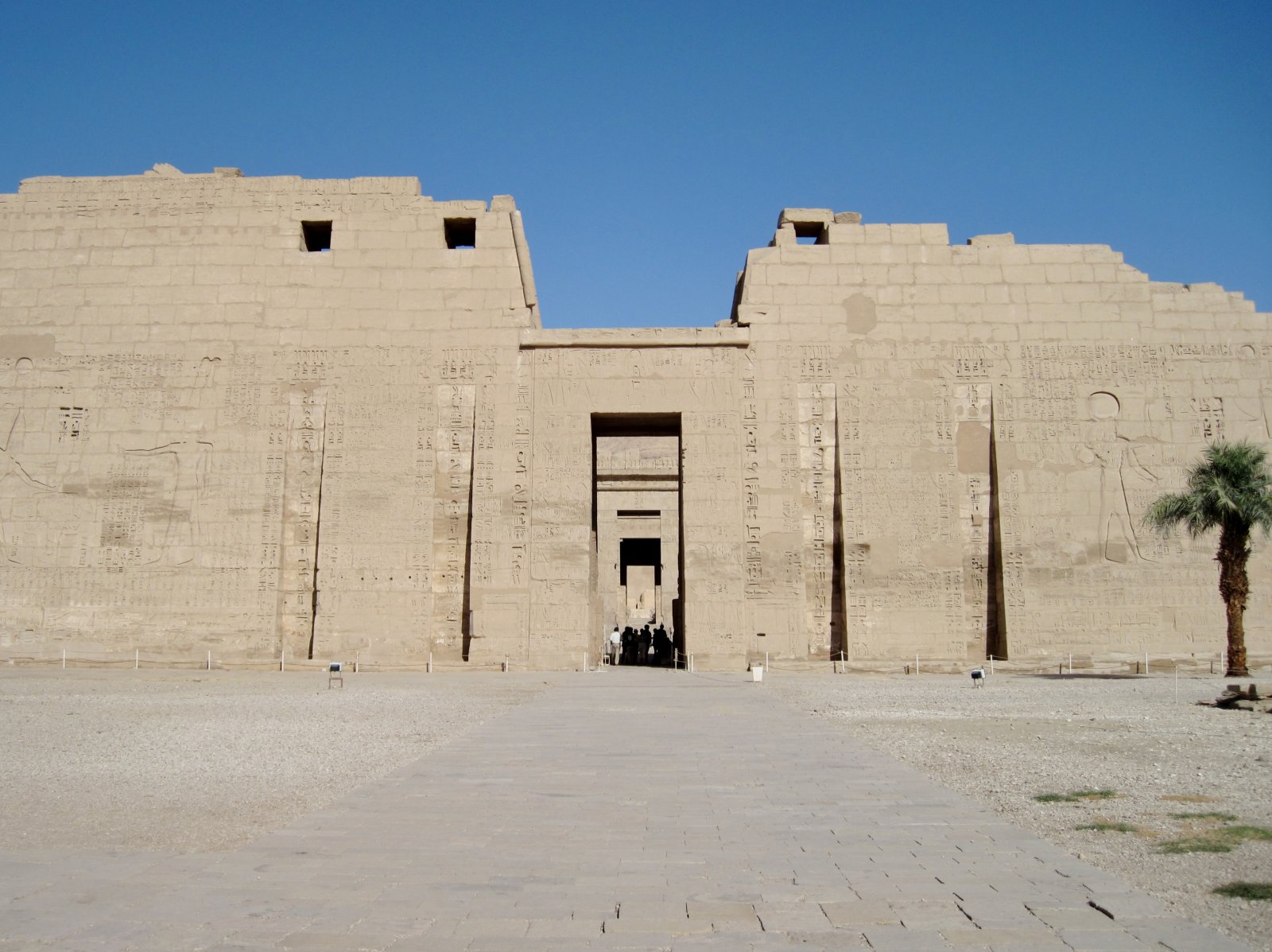 Medinet habu ist bekannt als Totentempel von Ramses III. - Luxor | Secret World Trip Planner