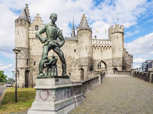 Lange Wapper's statue — Antwerpen