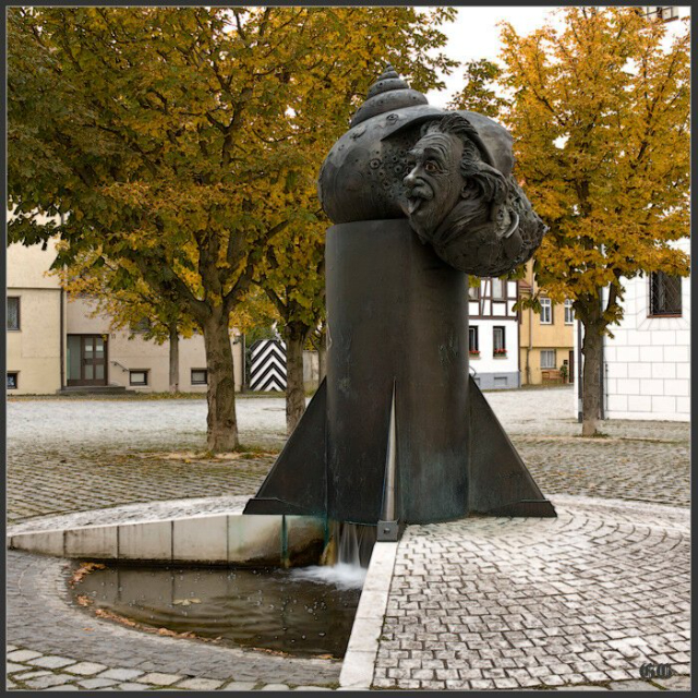 Einstein-Brunnen - Ulm | Secret World Trip Planner