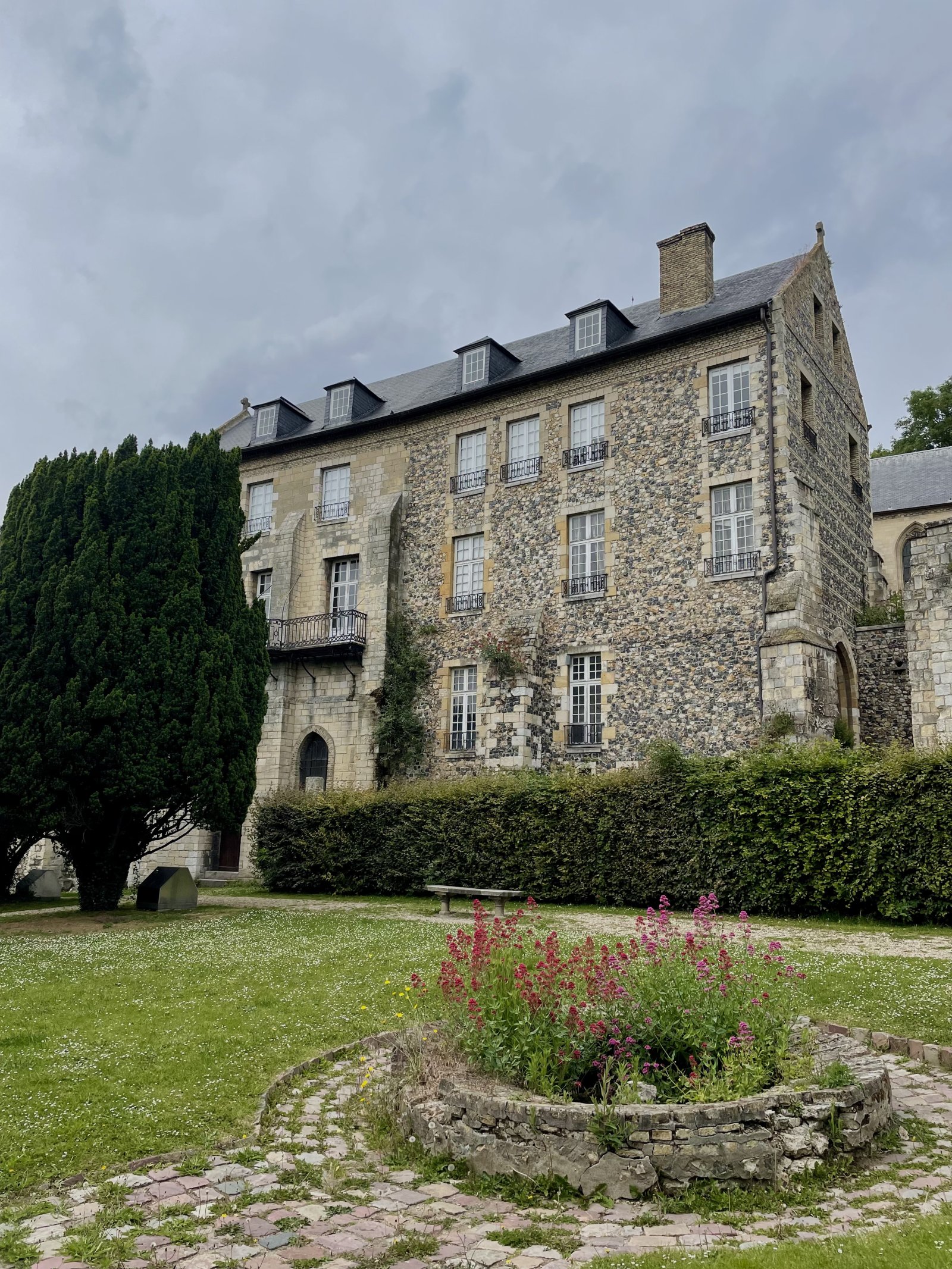 Die Abtei von Graville, ein Meisterwerk in der Normandie - Le Havre | Secret World Trip Planner
