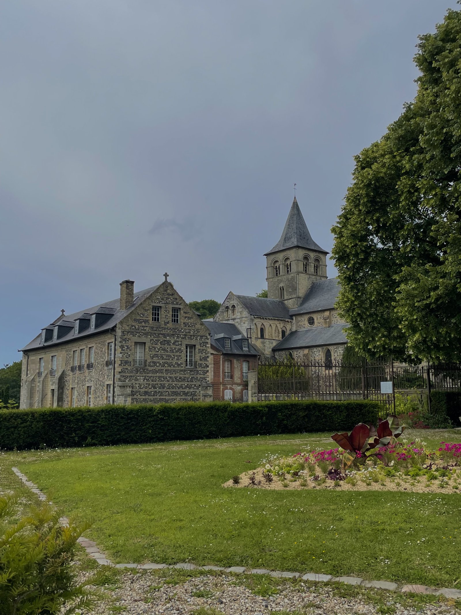 Die Abtei von Graville, ein Meisterwerk in der Normandie - Le Havre | Secret World Trip Planner