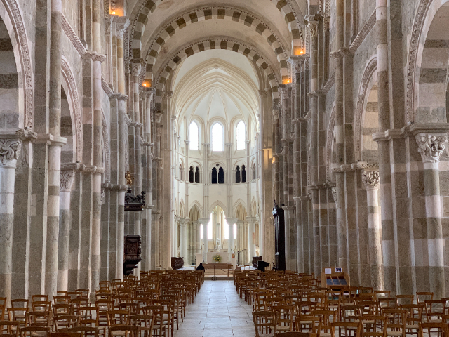 Basilika der Heiligen Maria Magdalena - Vézelay | Secret World Trip Planner