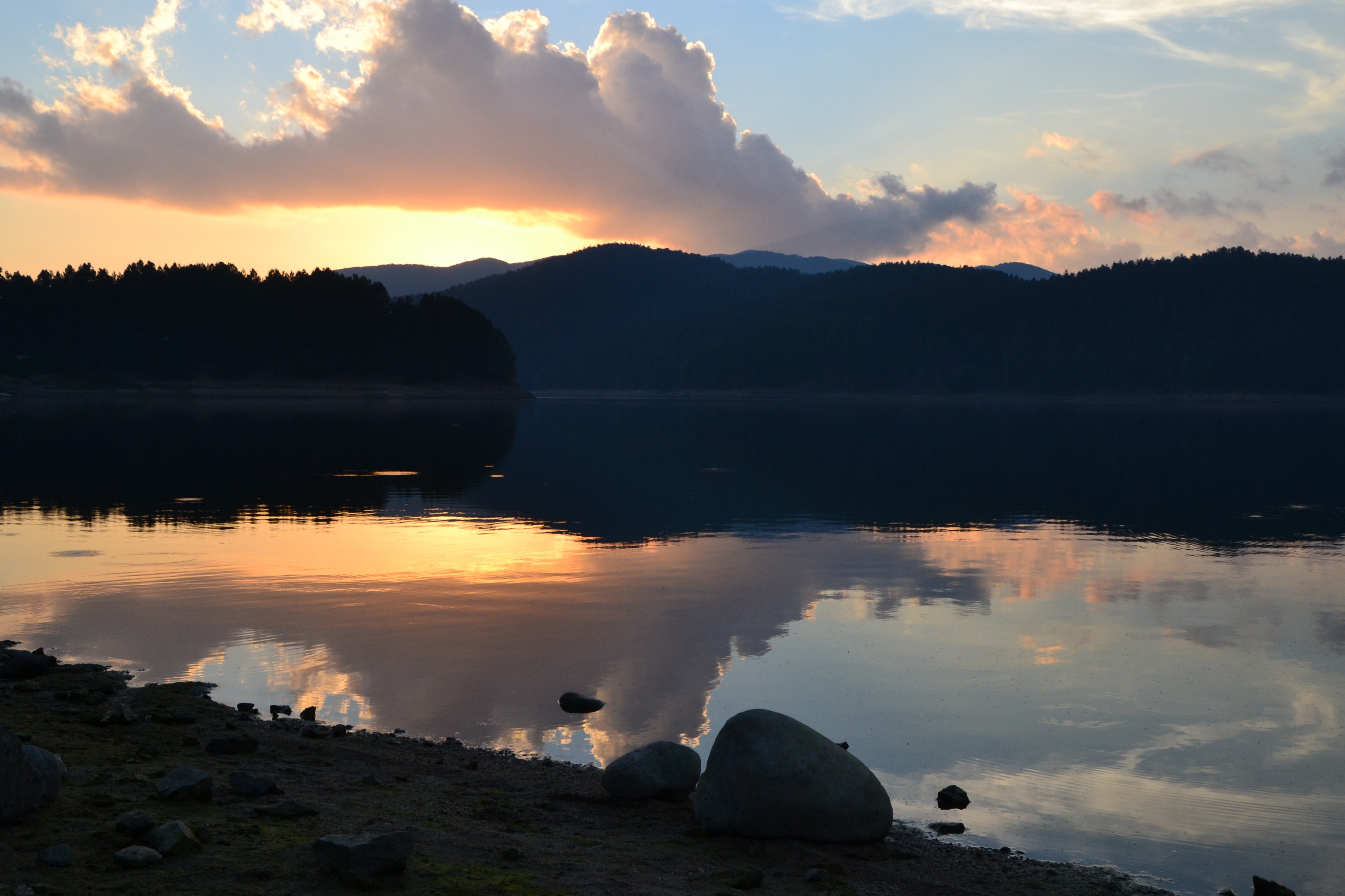 એમ્પોલિનો તળાવ - Lago Ampollino | Secret World Trip Planner