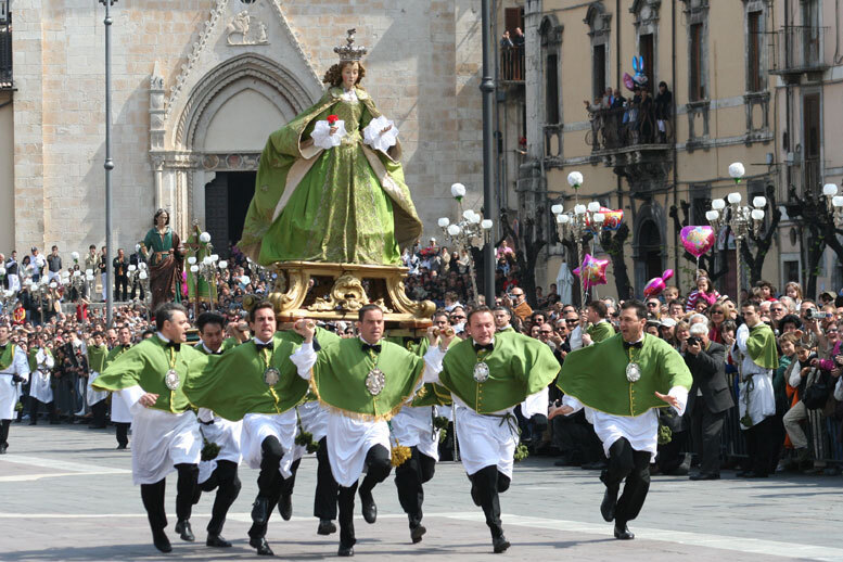 La Madonna che Scappa - Pasqua a Sulmona - Sulmona | Secret World Trip Planner