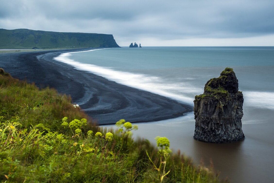 Der Strand von Reynisfjara ist der berühmteste schwarze Sandstrand in Island