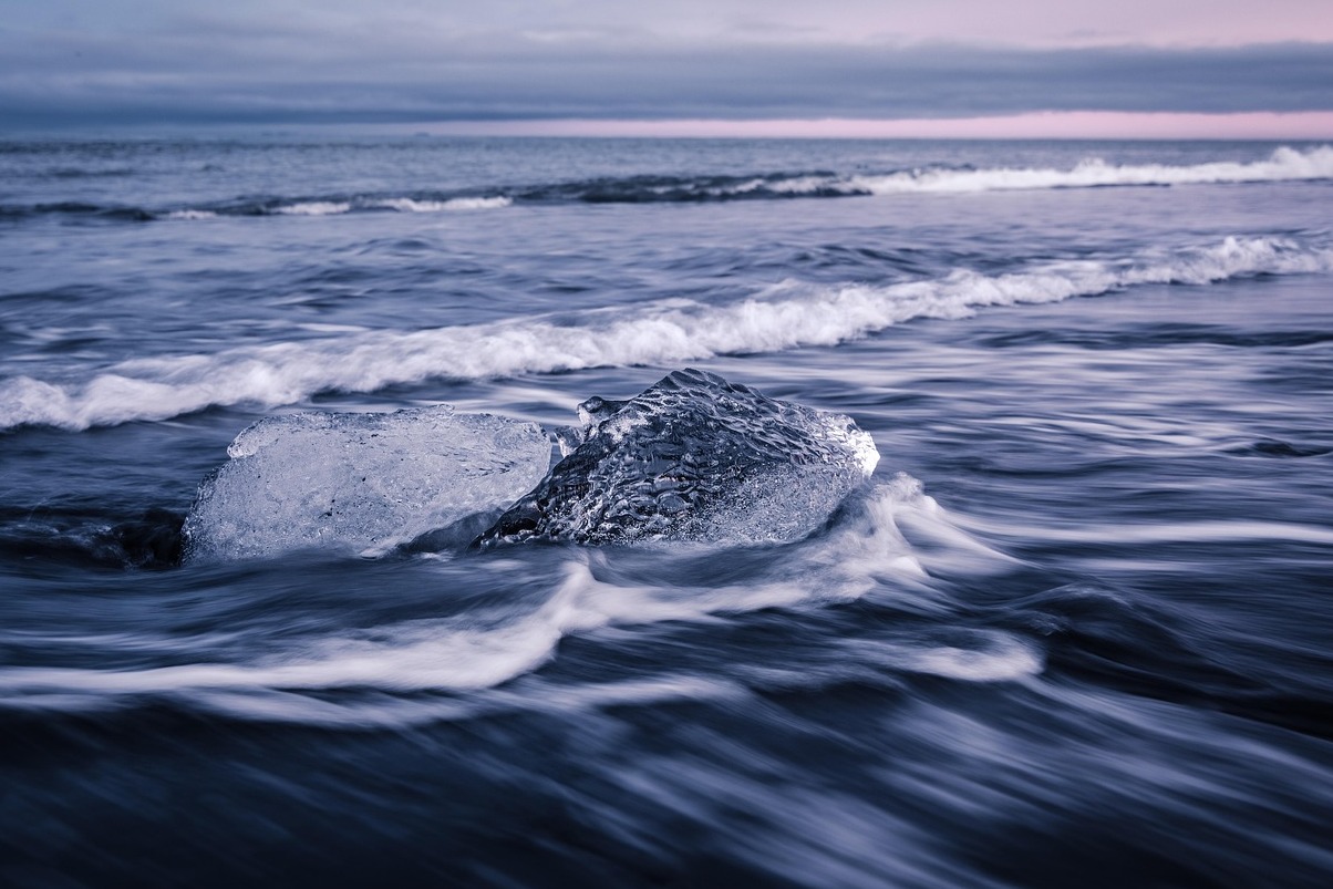 Der Strand von Reynisfjara ist der berühmteste schwarze Sandstrand in Island | Secret World Trip Planner