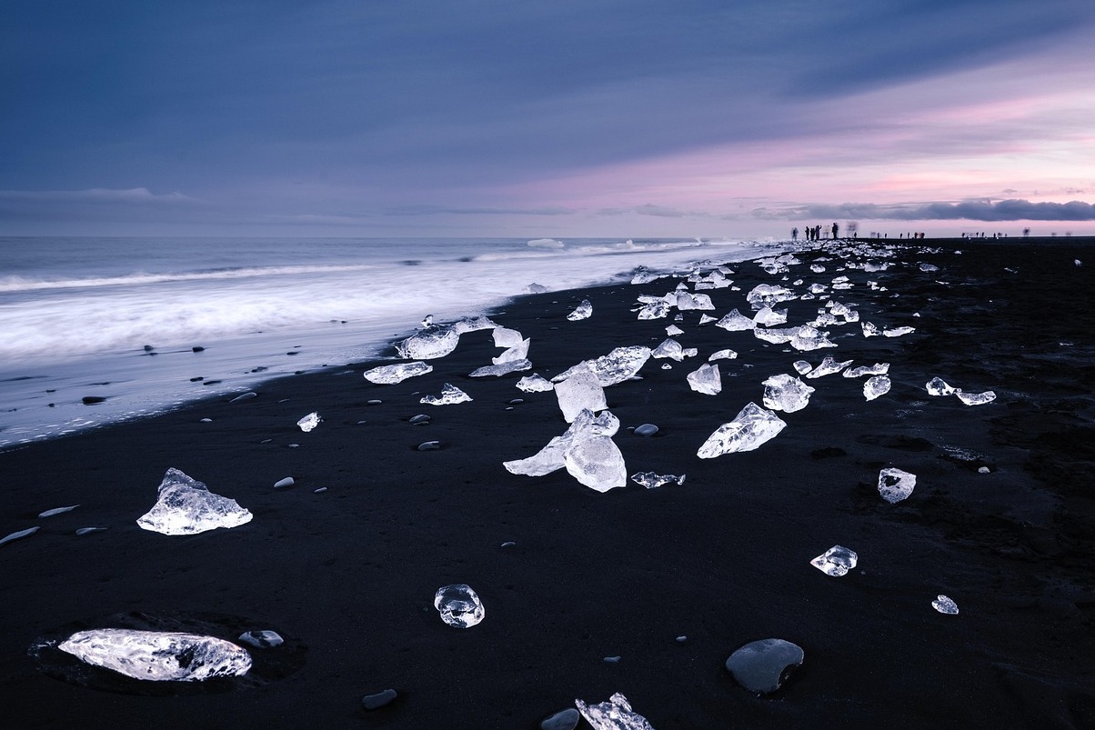 Der Strand von Reynisfjara ist der berühmteste schwarze Sandstrand in Island | Secret World Trip Planner