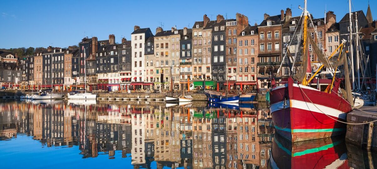 Buntes Honfleur: historische Kleinstadt in der Normandie — Honfleur