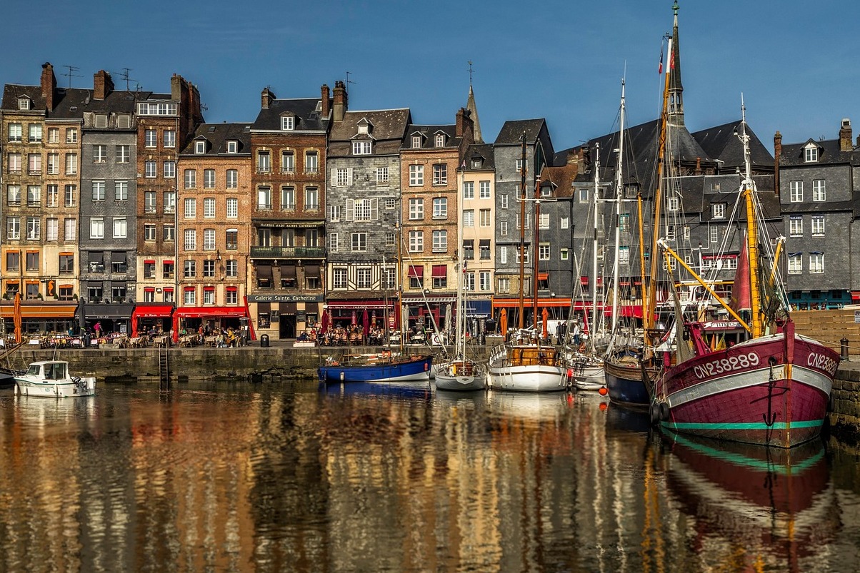 Buntes Honfleur: historische Kleinstadt in der Normandie - Honfleur | Secret World Trip Planner