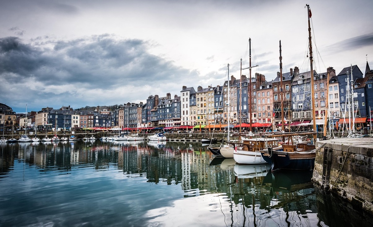 Buntes Honfleur: historische Kleinstadt in der Normandie - Honfleur | Secret World Trip Planner