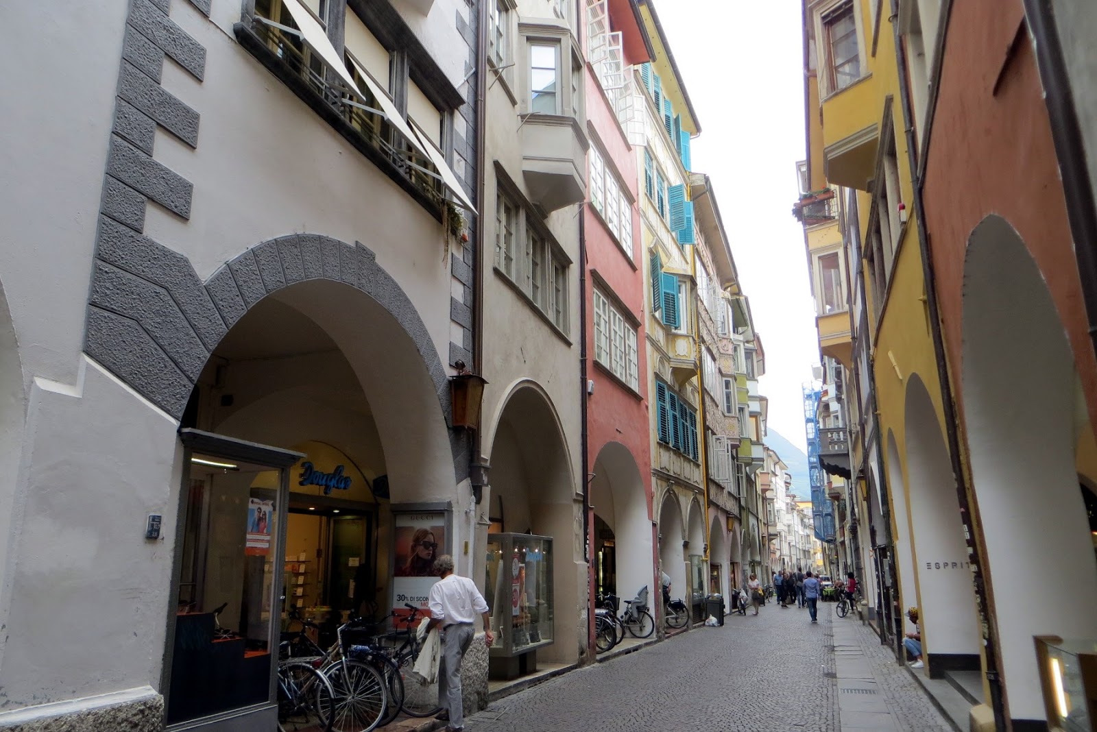 Die Arkaden sind eine der berühmtesten Sehenswürdigkeiten von Bozen - Bolzano | Secret World Trip Planner