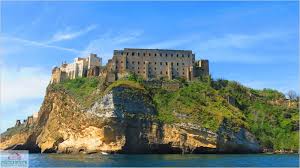 Avalos-Palast - Procida | Secret World Trip Planner