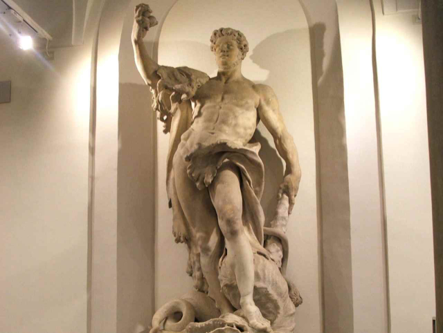 Hercules in the store - Genova | Secret World Trip Planner