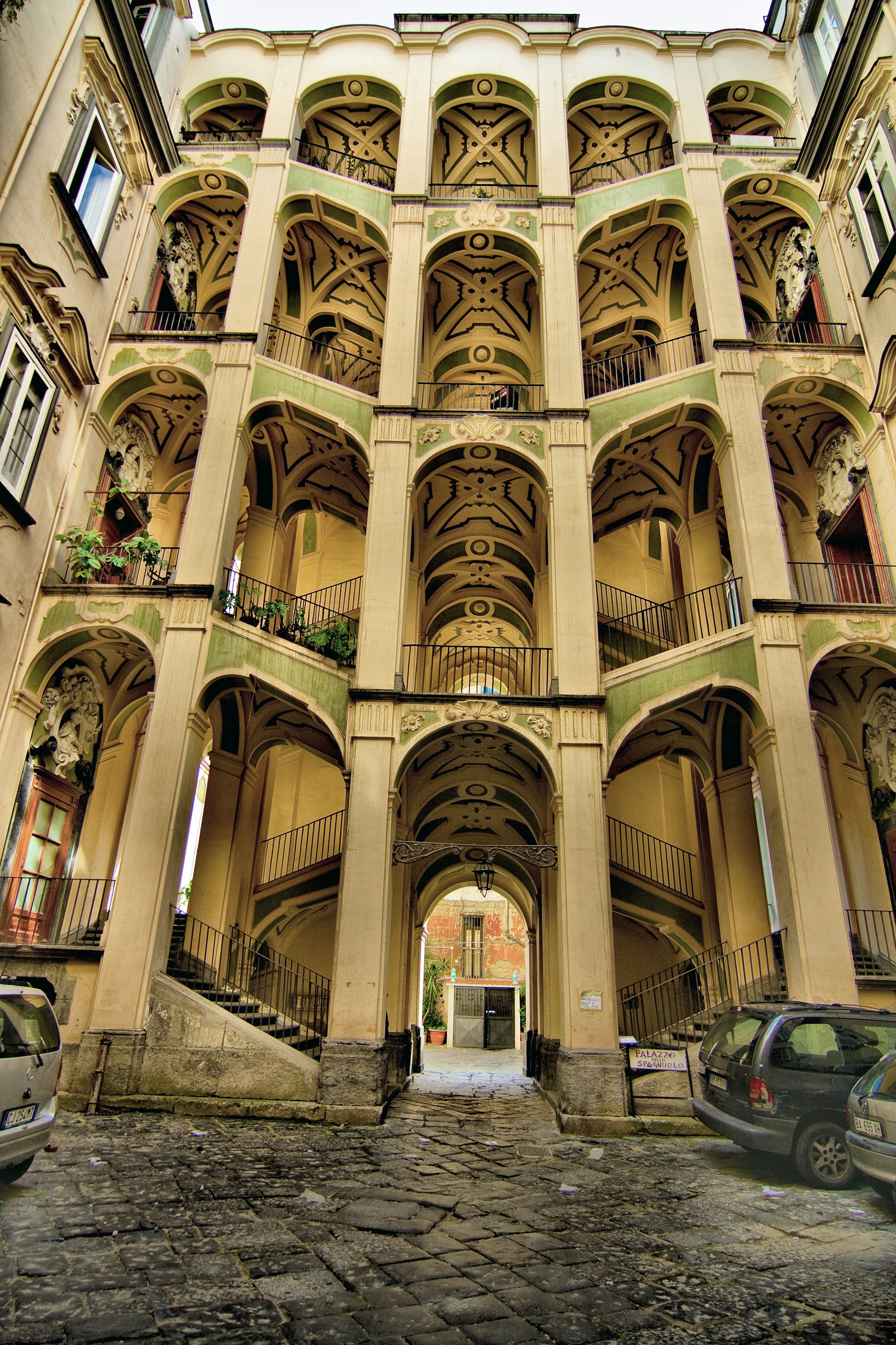 Испанийн ордон - Napoli | Secret World Trip Planner
