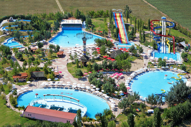 Sfuggire al caldo e tuffarsi nel divertimento al Waterland Thessaloniki — Tagarades