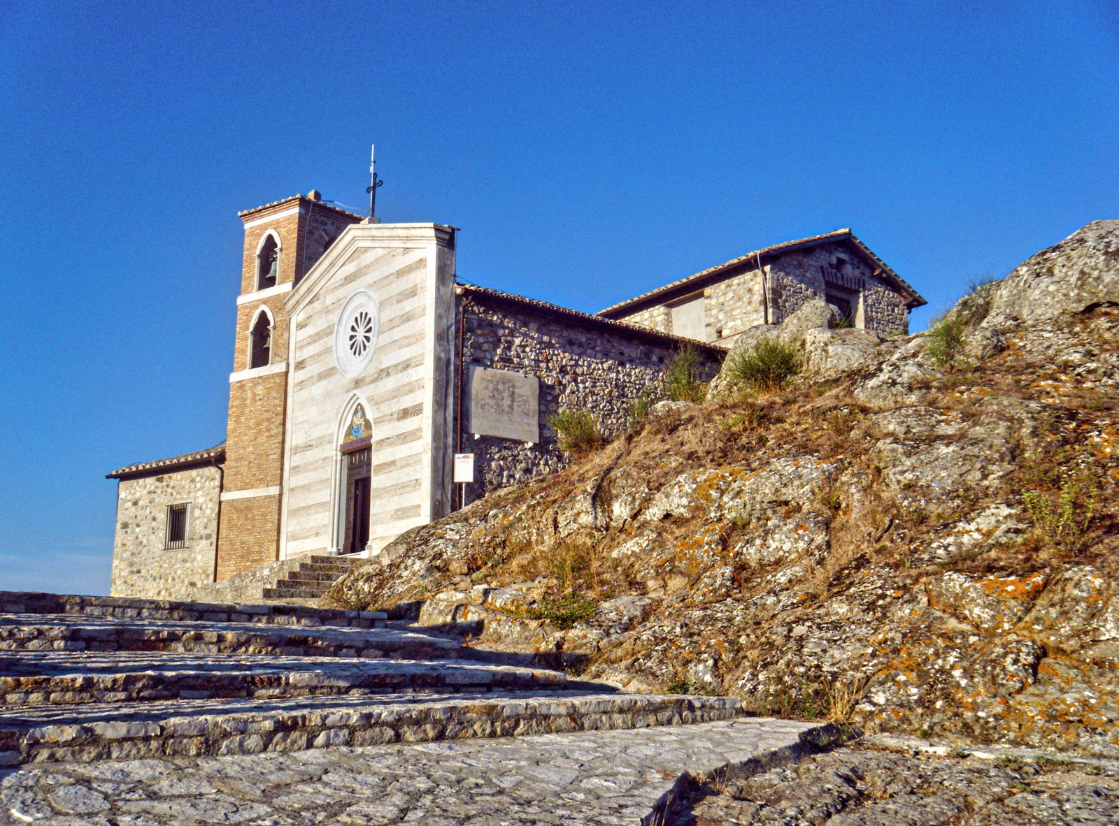 Kirche der Madonna della Rocca - Tolfa | Secret World Trip Planner