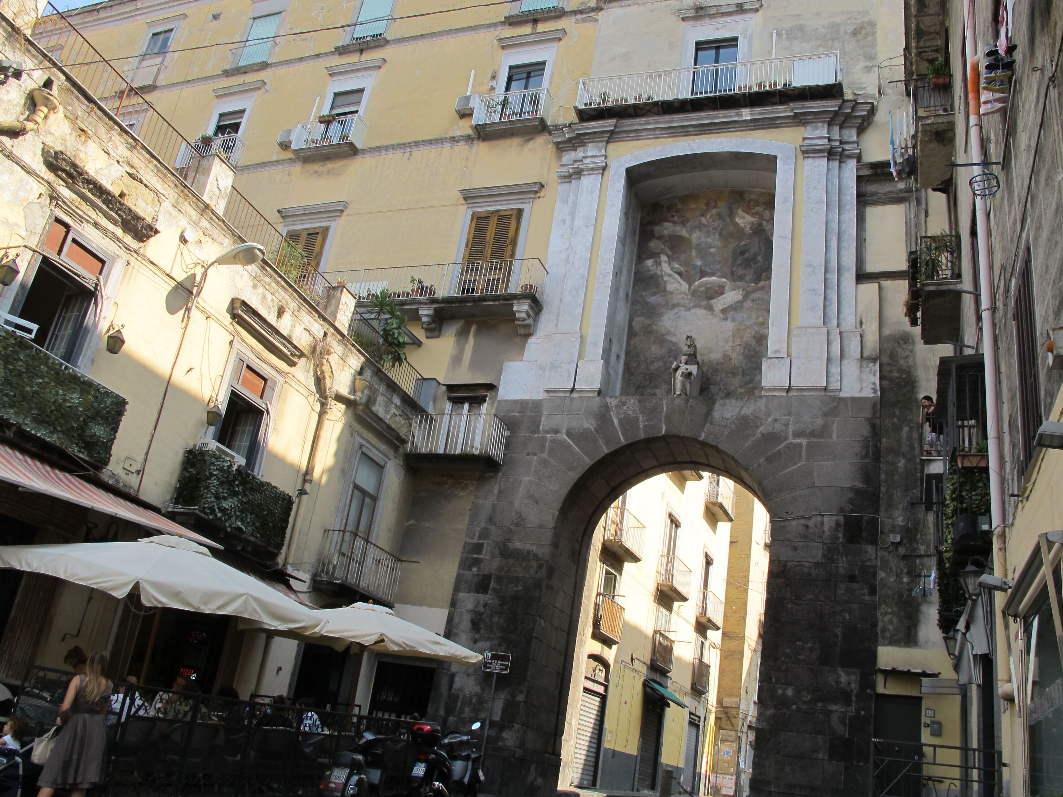 Napoli / Porta S. Gennaro - Napoli | Secret World Trip Planner