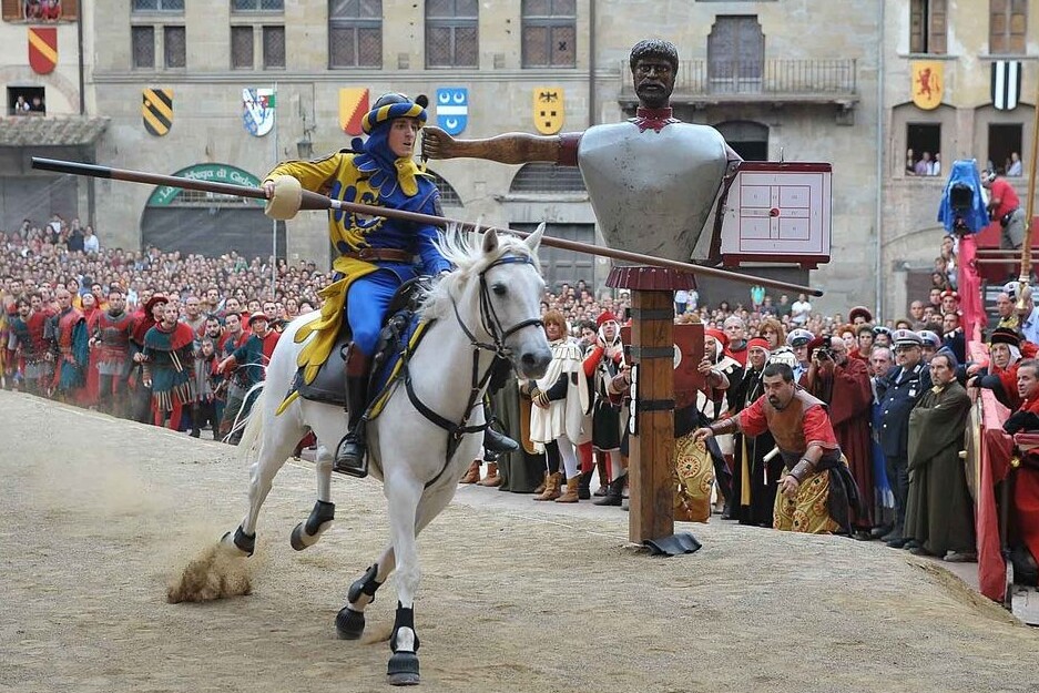சரசனின் மகிழ்வான சுற்றம் - Arezzo | Secret World Trip Planner