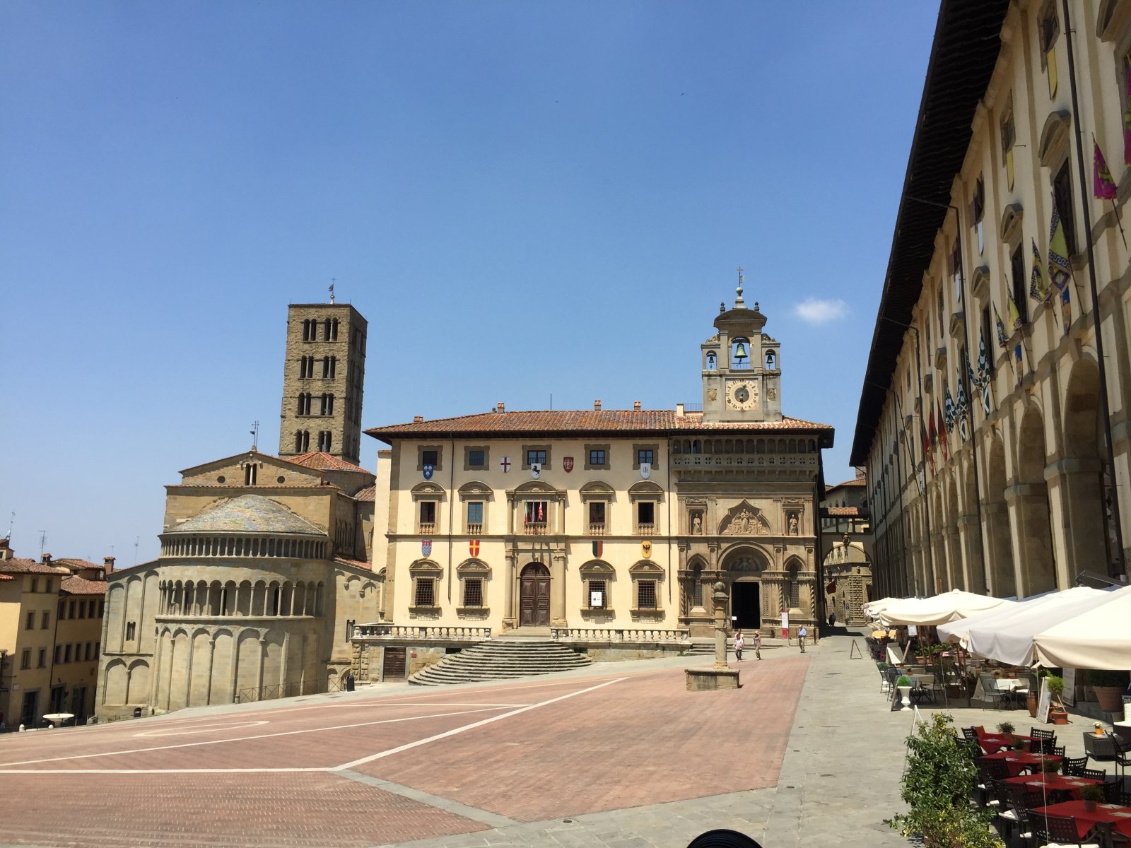 சரசனின் மகிழ்வான சுற்றம் - Arezzo | Secret World Trip Planner