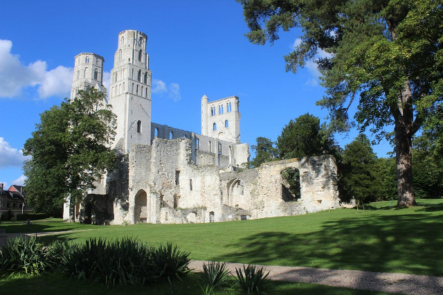 Jumièges Abbey - Jumièges | Secret World Trip Planner