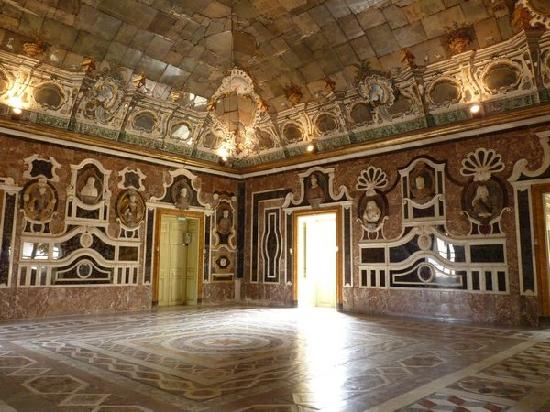 Villa Palagonia auch bekannt als Villa der Ungeheuer - Bagheria | Secret World Trip Planner