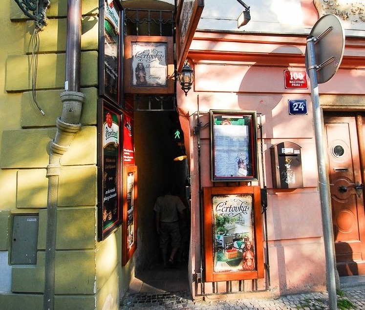 Prague's Narrowest Alley with Traffic Lights — Malá Strana