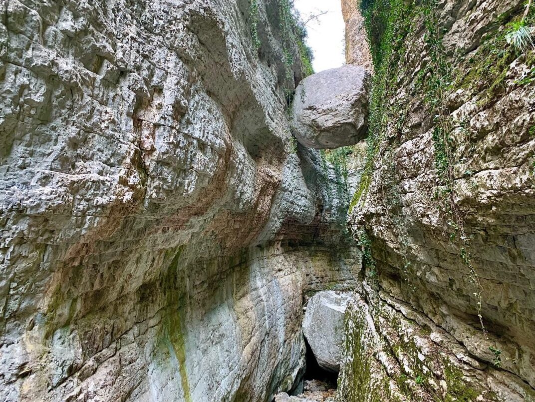 Balot, the hanging boulder - Brenzone sul Garda | Secret World Trip Planner