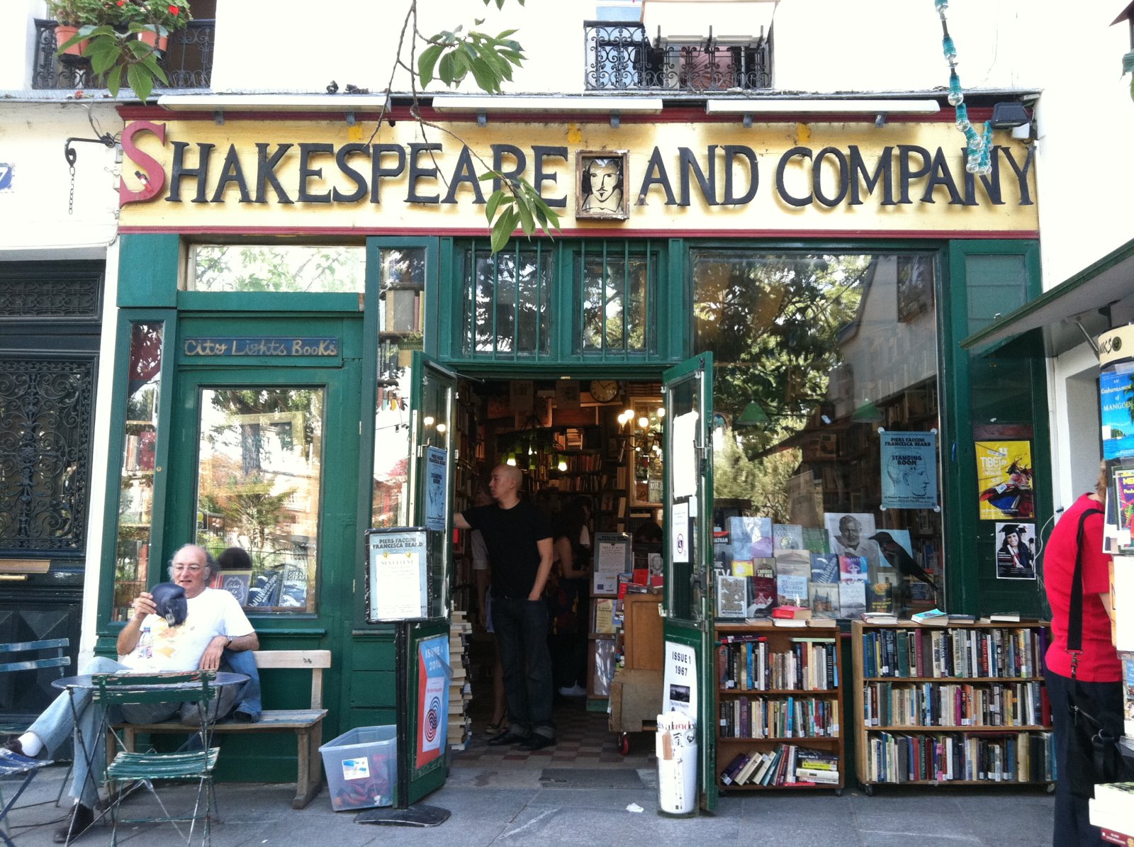 Paris | Shakespeare and Company: an iconic bookstore - Paris | Secret World Trip Planner