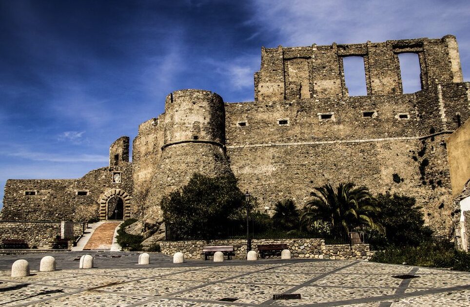 * Castello dei בורג ' ה-Squillace, Calabria *  - Squillace | Secret World Trip Planner