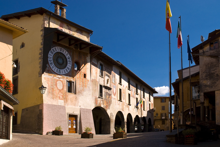 Clusone und seine Uhr - Clusone | Secret World Trip Planner