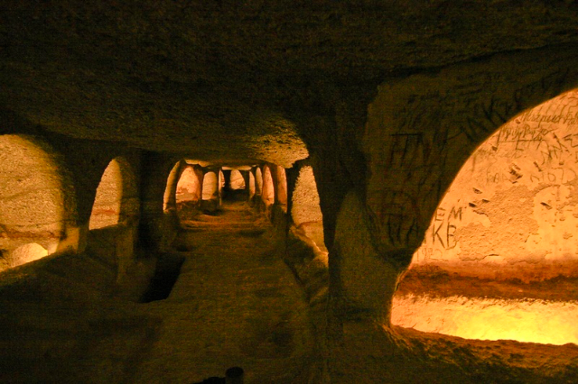 Katakomben von Milos Ein verschlungenes Netz unterirdischer Gräber, die - Milos 848 00 | Secret World Trip Planner