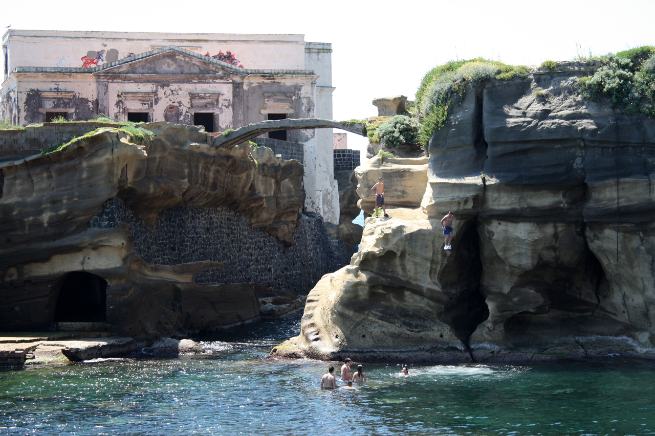 Die seltsame Geschichte der verfluchten Insel Gaiola - Napoli | Secret World Trip Planner